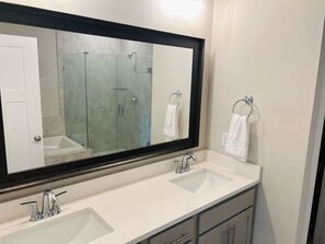 Séchoir à cheveux, serviettes fournies, savon, papier de toilette