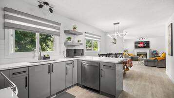 Micro-ondes, four, plaque de cuisson, lave-vaisselle