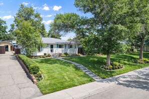 Exterior - Bright 3-Bed Retreat Near the Zoo and Downtown (Calgary)