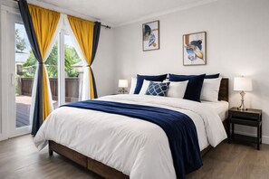 3 bedrooms, desk, iron/ironing board, WiFi - Bright 3-Bed Retreat Near the Zoo and Downtown (Calgary)