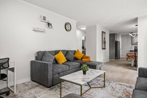 Smart-tv, een open haard en boeken