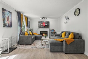 Smart TV, fireplace