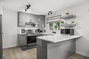 Réfrigérateur, four à micro-ondes, un four, surface de cuisson