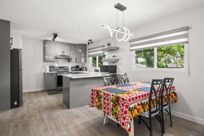 Réfrigérateur, four à micro-ondes, un four, surface de cuisson