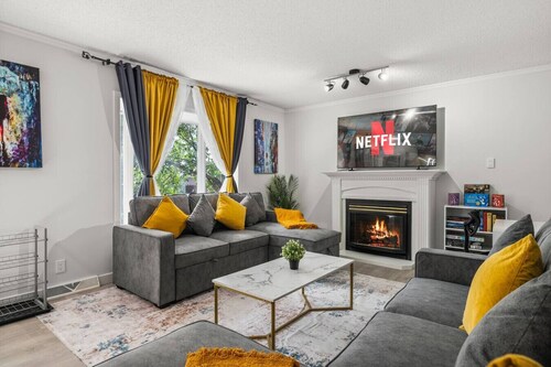 Bright 3-Bed Retreat Near the Zoo and Downtown