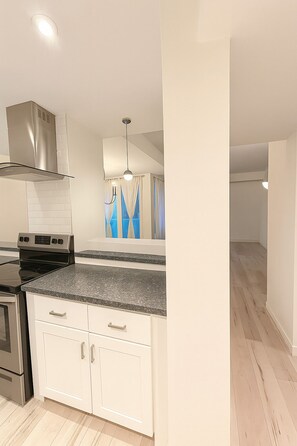 Fridge, microwave, oven, stovetop - Hollywood Hills Apartment for rent (Los Angeles)