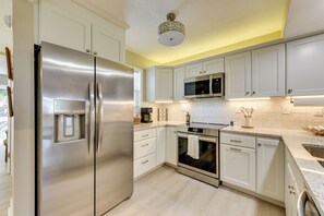 Fridge, microwave, stovetop, dishwasher - Gastonia Family Home < 20 Mi to Crowders Mtn (Gastonia)