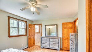 Room - 6 Mi to Beach: Family Home in Little Compton! (Little Compton)