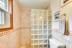 Hair dryer, towels - 6 Mi to Beach: Family Home in Little Compton! (Little Compton)