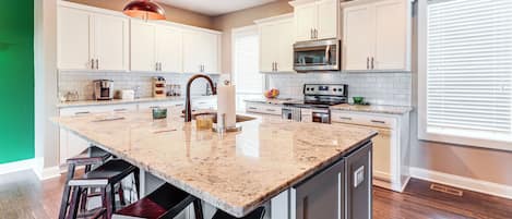 Fridge, microwave, stovetop, dishwasher