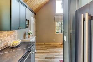 Fridge, microwave, stovetop, dishwasher