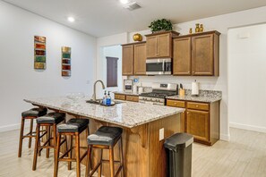 Fridge, microwave, stovetop, dishwasher - 9 Mi to Dtwn Bakersfield: Pet-Friendly Home (Bakersfield)