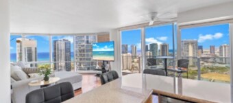 Beach, City lights and Mountain Views 180 degrees view & centrally located