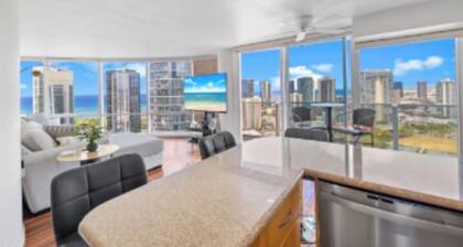 Beach, City lights and Mountain Views 180 degrees view & centrally located