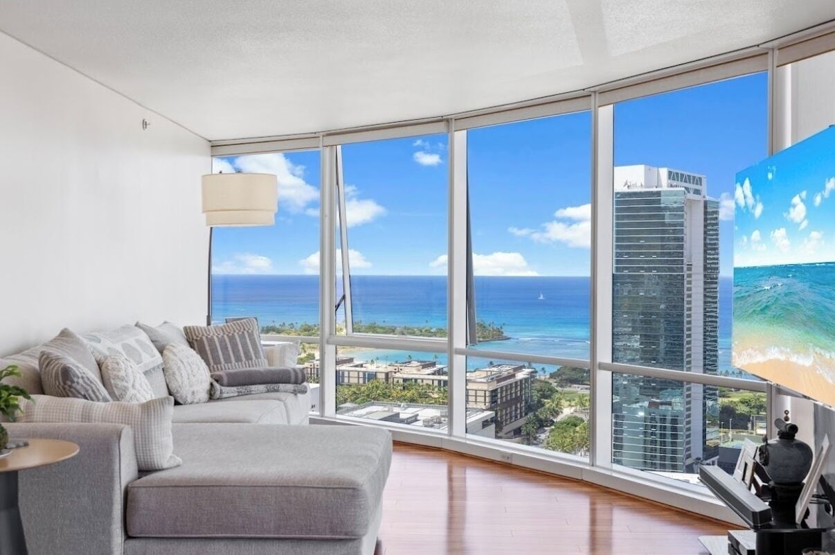 Beach, City Lights And Mountain Views 180 Degrees View & Centrally Located - Honolulu