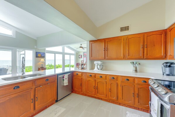 Fridge, microwave, stovetop, dishwasher