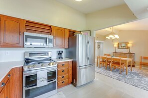 Fridge, microwave, stovetop, dishwasher