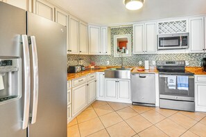 Fridge, microwave, oven, stovetop - < 1/2 Mi to Beach Access + Pier: OBX Getaway (Kill Devil Hills)