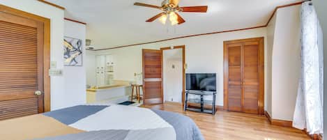 4 bedrooms, iron/ironing board, internet, bed sheets