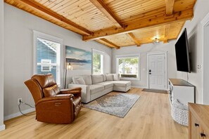 Smart-TV, peis og bøker