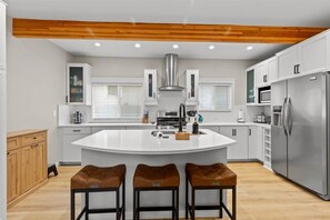 Frigorifero, microonde, forno, piano cottura