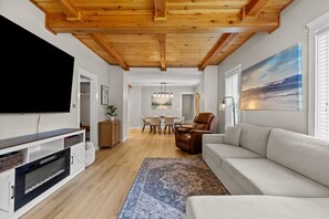 Smart-TV, peis og bøker