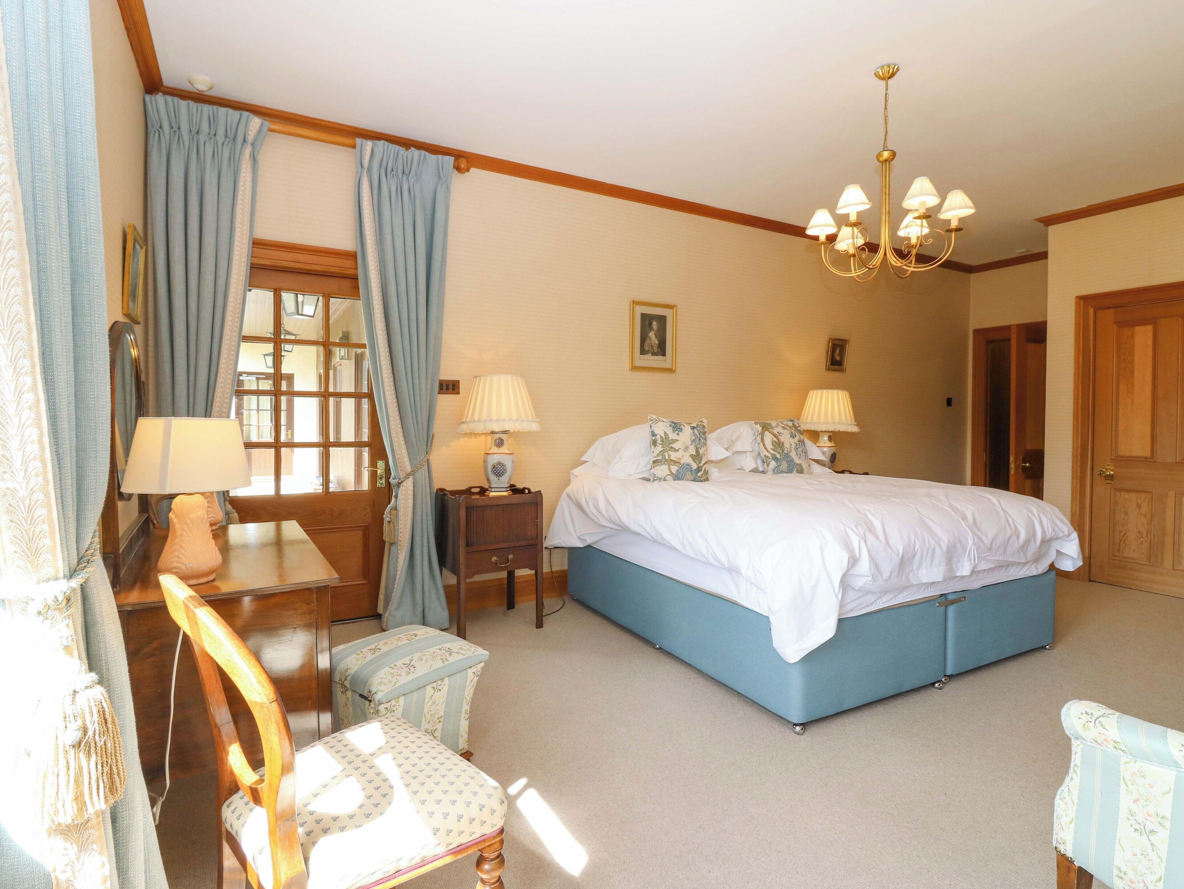 4 عدّة غرف نوم وبديكورات فريدة لكل غرفة وطراز فريد لكل وحدة