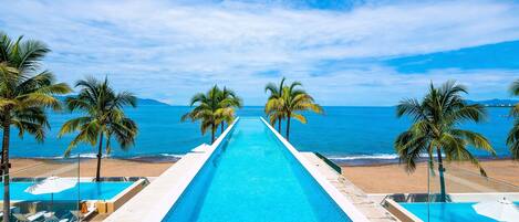 5 albercas al aire libre, sombrillas en la alberca y camastros