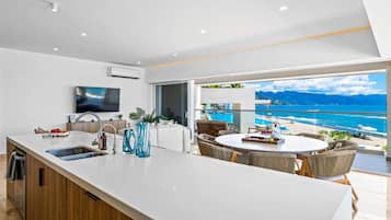 Deluxe Apartment, 3 Bedrooms, Beach View | Private kitchen