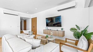 Appartement Deluxe, 3 chambres, vue plage | Coin séjour | TV connectée de 43 pouces avec chaînes numériques, Netflix