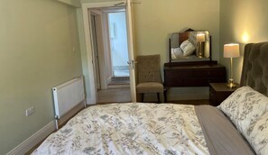 4 bedrooms, desk, free WiFi, bed sheets