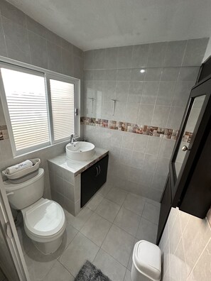 淋浴设施、毛巾、卫生纸