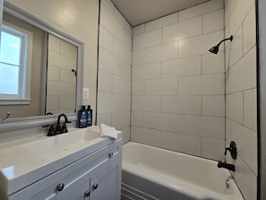 Haartrockner, Handtücher, Seife, Toilettenpapier