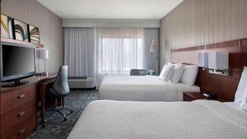 Habitación Deluxe con 1 cama matrimonial o 2 individuales, vista al patio | Caja de seguridad en la habitación y tabla de planchar con plancha