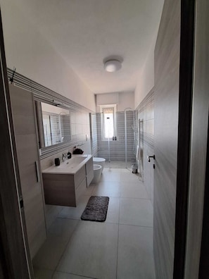 Doccia, asciugacapelli, bidet, asciugamani