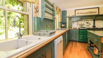 Cookware/dishes/utensils