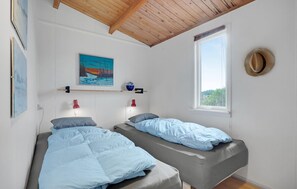 2 bedrooms, travel cot, free WiFi