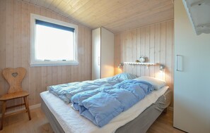 2 bedrooms, travel cot, free WiFi