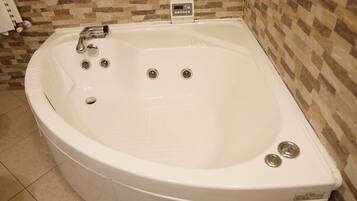 Jetted tub, hair dryer, bidet, towels