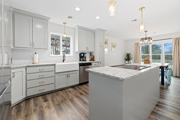 Een microgolfoven, een oven, een kookplaat, een vaatwasser