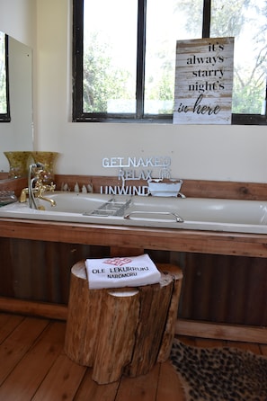 Dusche, Bidet, Handtücher, Seife