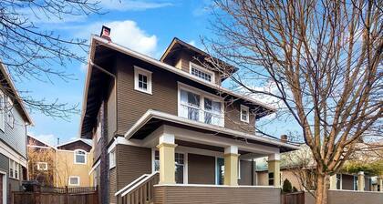Vibrant Lake View Seattle Apartment w/ Balcony
