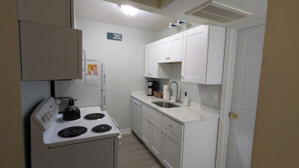 Microondas, horno, placa de cocina, lavavajillas