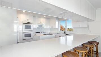 冷蔵庫、電子レンジ、オーブン、コンロ