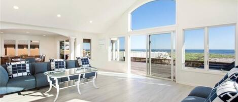 TV connectée, lecteur de DVD, livres, écrans d'ordinateur