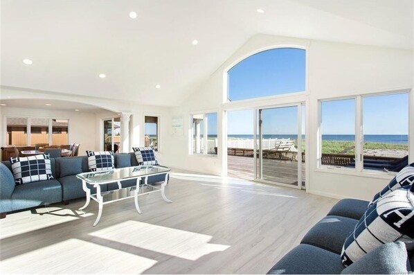 Smart-TV, DVD-Player, Bücher, Computerbildschirme