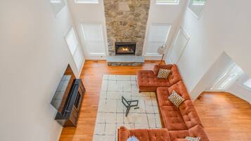 TV connectée, cheminée, livres