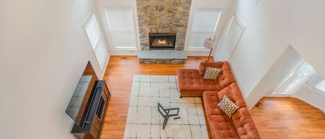 Smart TV, chimenea y libros