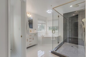 Shower, hair dryer, towels, soap - Luxe Presidential close to MGM, National Harbour, DC, VA (Fort Washington)