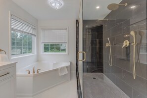 Douche, sèche-cheveux, serviettes fournies, savon